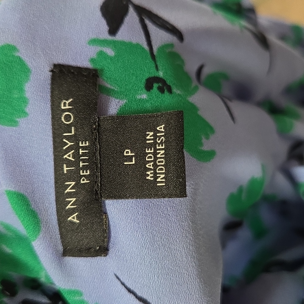 ANN TAYLOR RUFFLE BUTTON TOP - Picture 6 of 11